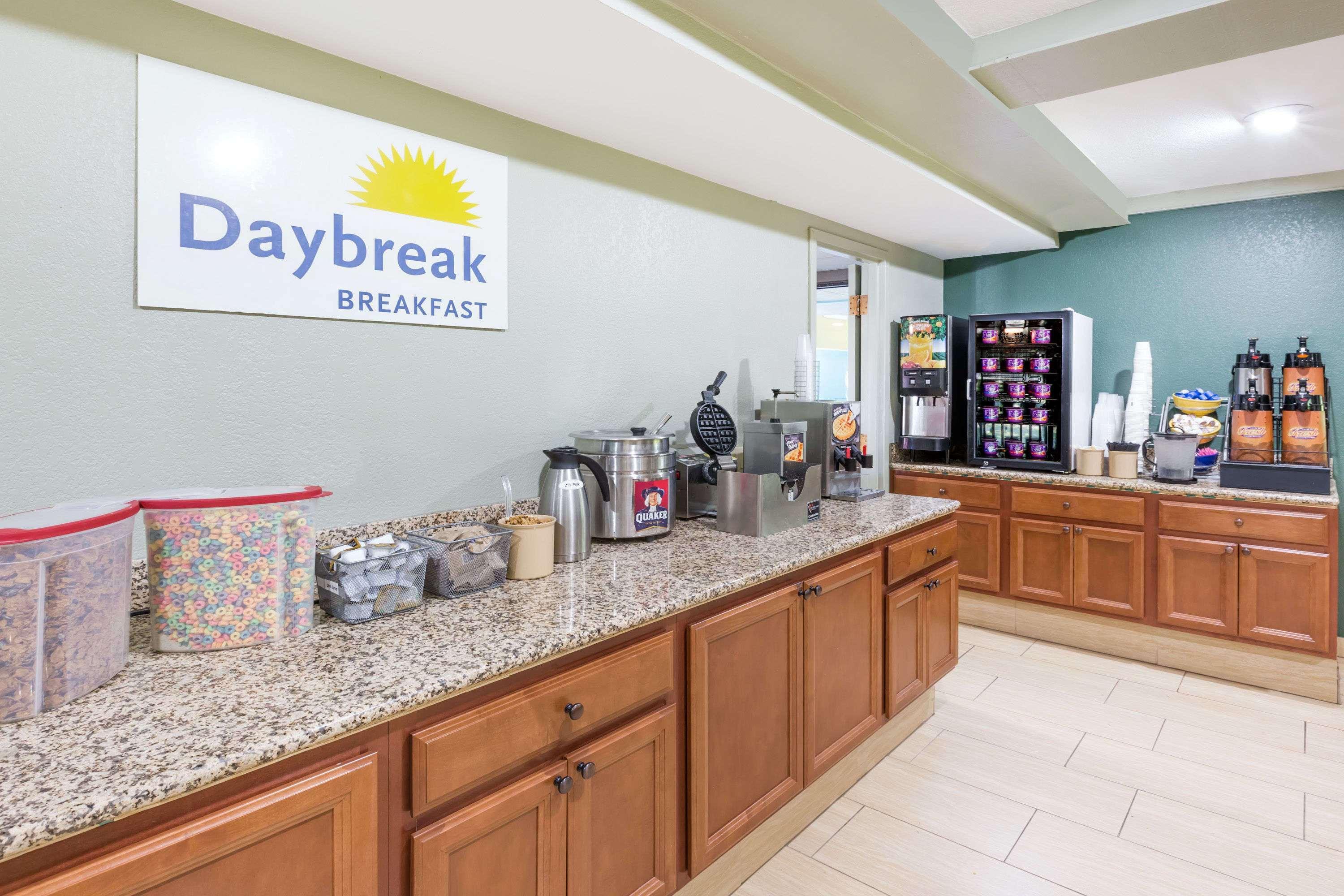Days Inn By Wyndham West Des Moines Kültér fotó